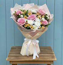 Букет цветов из:  Гвоздики, Орхидеи и Розы в Алексеевском