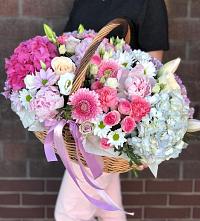 Композиция солнечный день в Алексеевском Цветочная композиция из Розы, Хризантемы, Пионы и Лизиантусы в корзине в Алексеевском