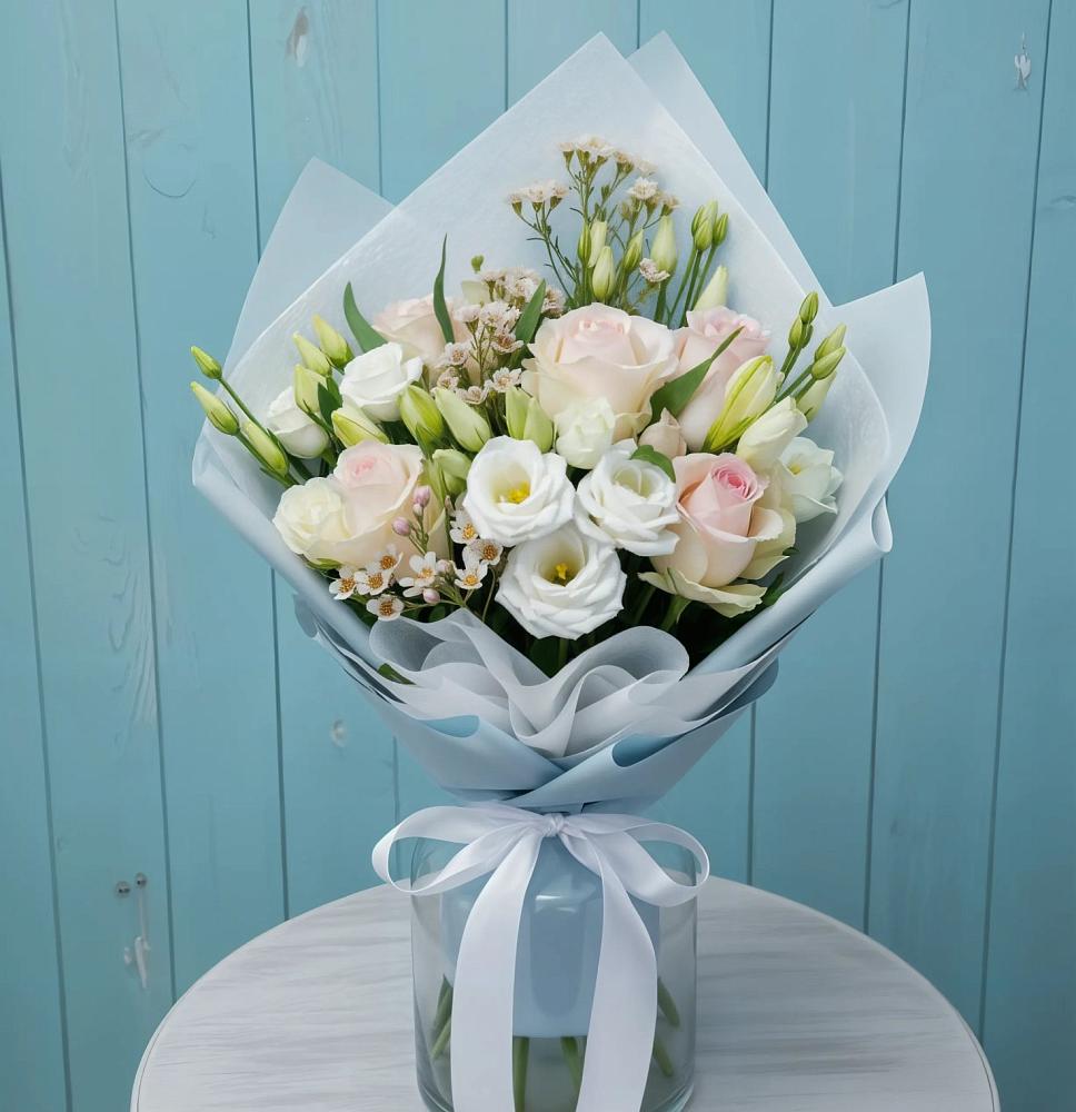 Букет цветов из: Розы и Лизиантусы в Алексеевском