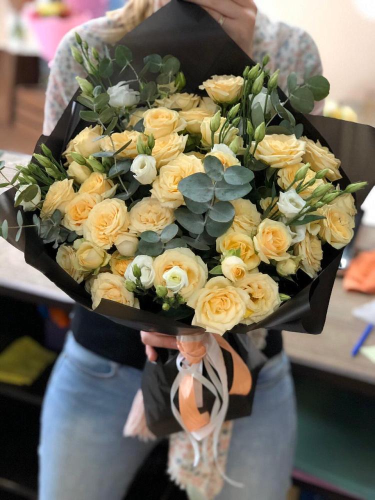 Букет цветов из: Розы и Лизиантусы в Алексеевском