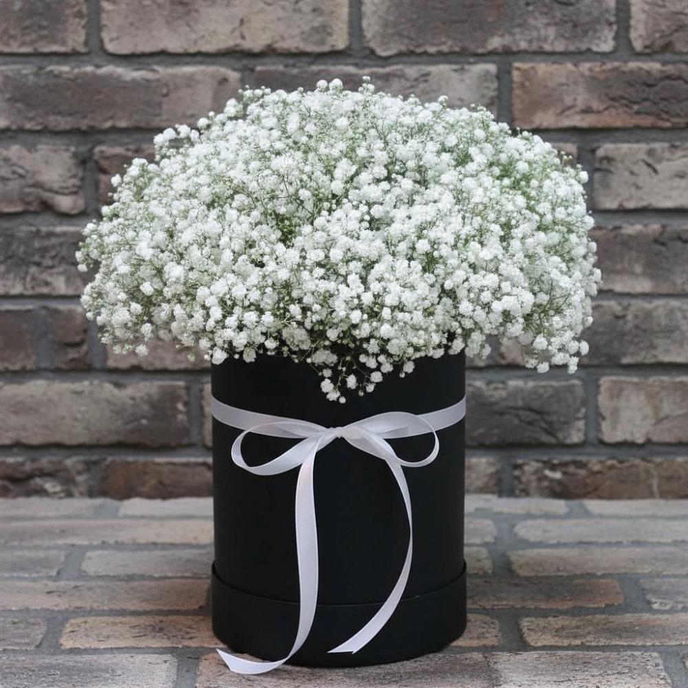 Цветочная композиция из Гипсофила в шляпной коробке в Алексеевском