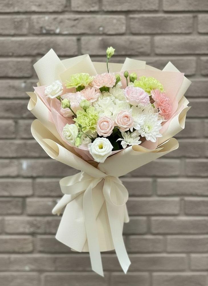 Букет цветов из: Гвоздики, Розы, Лизиантусы и Хризантемы в Алексеевском