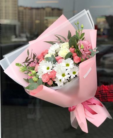 Букет цветов из: Розы, Лизиантусы и Хризантемы в Алексеевском